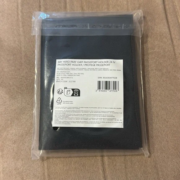 BURBERRY Parfum GWP Passport Holder/Wallet - Picture 5 of 5